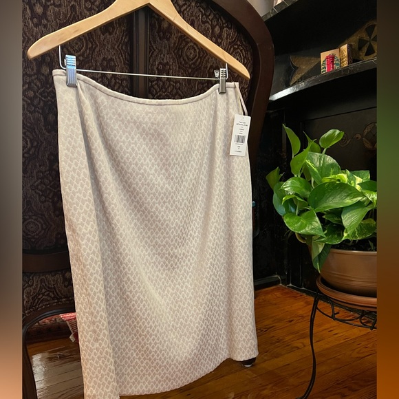 Tahari suit set - Picture 4 of 9